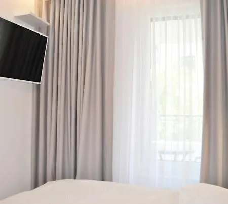 Sandland - - * Ustronie Morskie